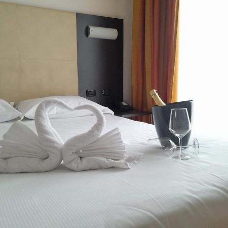 Elysium Hotel Raya 메디글리아 외부 사진