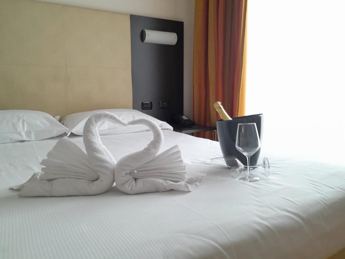 Elysium Hotel Raya 메디글리아 외부 사진
