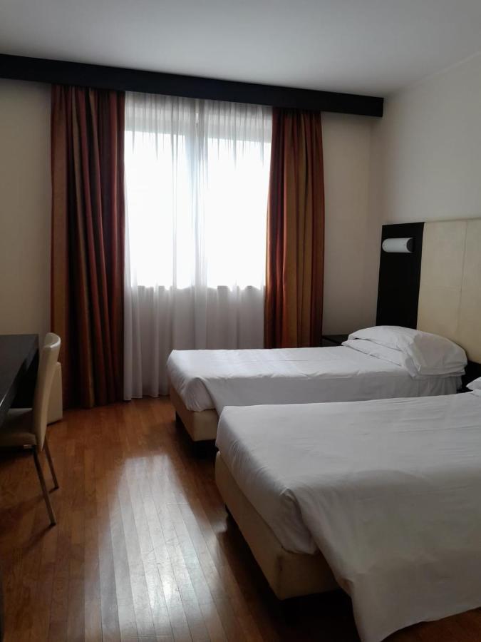 Elysium Hotel Raya 메디글리아 외부 사진
