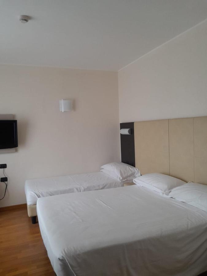 Elysium Hotel Raya 메디글리아 외부 사진