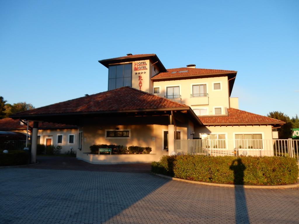 Elysium Hotel Raya 메디글리아 외부 사진