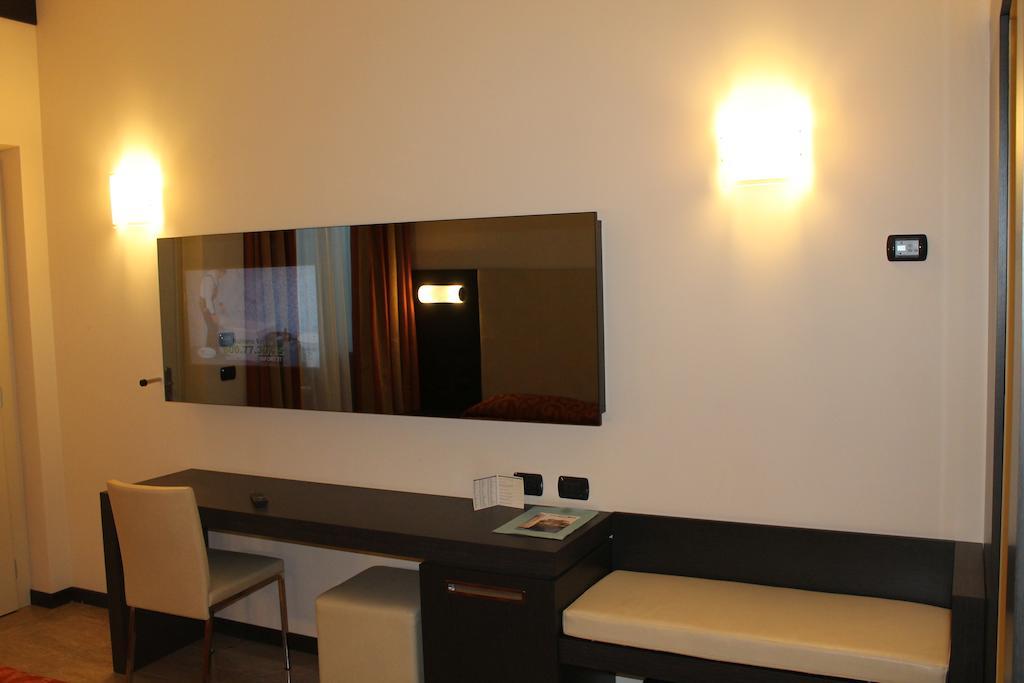 Elysium Hotel Raya 메디글리아 외부 사진